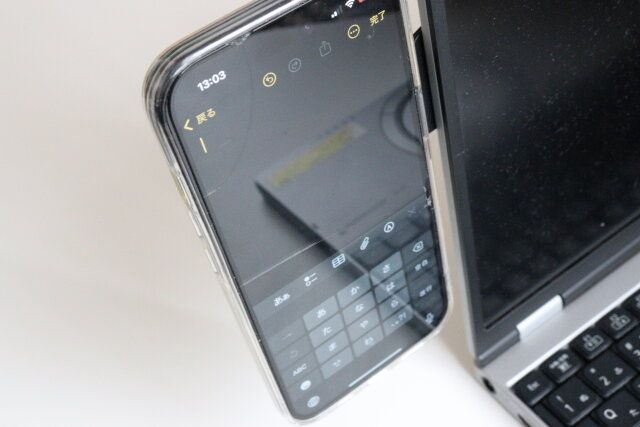 マグネット式ノートパソコン用スマートフォンホルダー 使用例