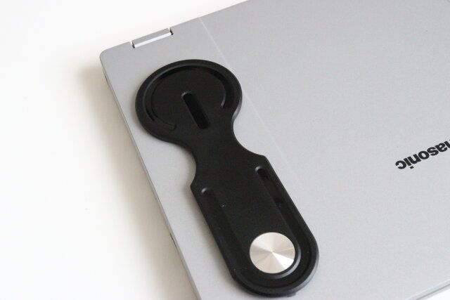 マグネット式ノートパソコン用スマートフォンホルダー 取り付け