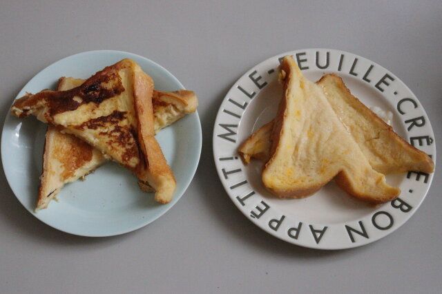 ダイソーのフレンチトーストメーカーを使ってフライパン調理と電子レンジ調理をしたもの