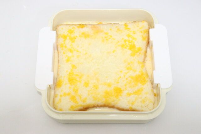 ダイソーのフレンチトーストメーカーで食パンを卵液に浸す