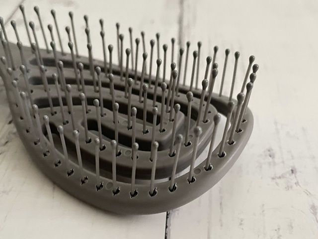 ダイソー 乾きやすいブローブラシ ピンの先は玉状