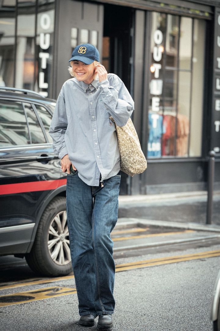 「やっぱりベーシックって最強! 」シャツとデニムのシンプルコーデはアクセントカラーを入れて