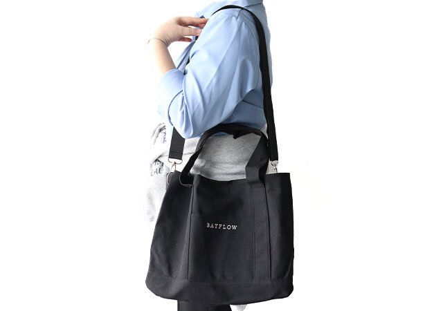 ベイフロー黒ロゴトートバッグどんなファッションにもマッチ