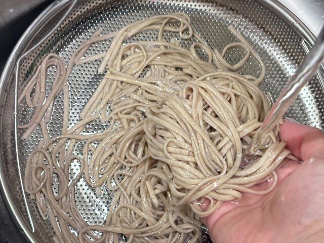 取っ手付浅型パンチングザル（25cm） 麺類湯切り