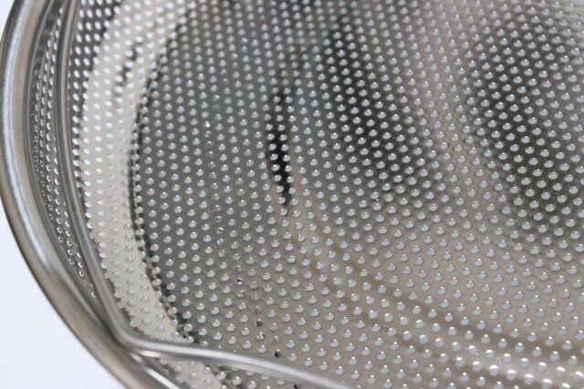取っ手付浅型パンチングザル（25cm） 素材感