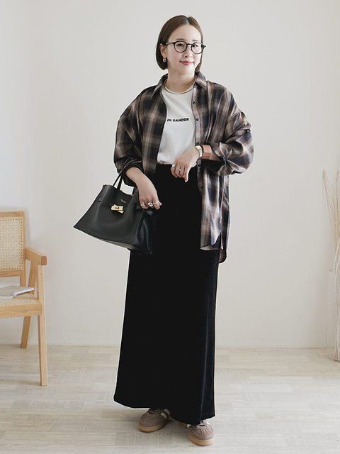 黒ロングスカートコーデ4