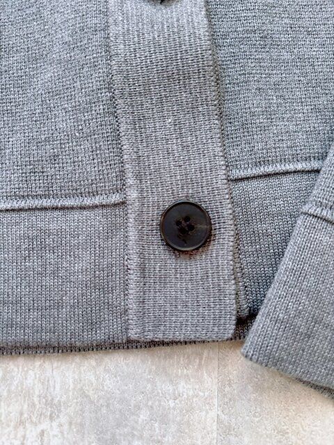 フロントにあしらわれた大きめのボタン