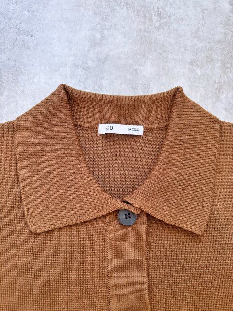 顔周りをすっきりと見せてくれるポロ襟