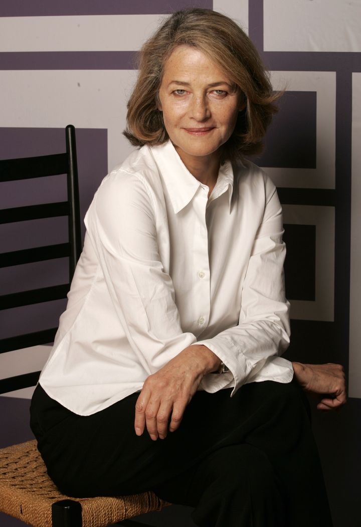 シャルベのシャツに身を包んだシャーロット・ランプリング。