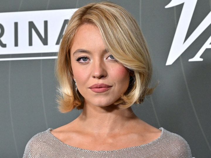 シドニー・スウィーニー、レッドカーペットで「巨大な胸」を披露 賛否集まる （C）Zeta Image width=