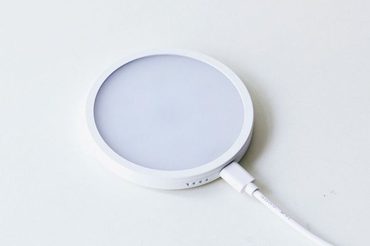 マグネットでメタルラックに貼り付けられる小型ライト、マグネットライトＧスリム