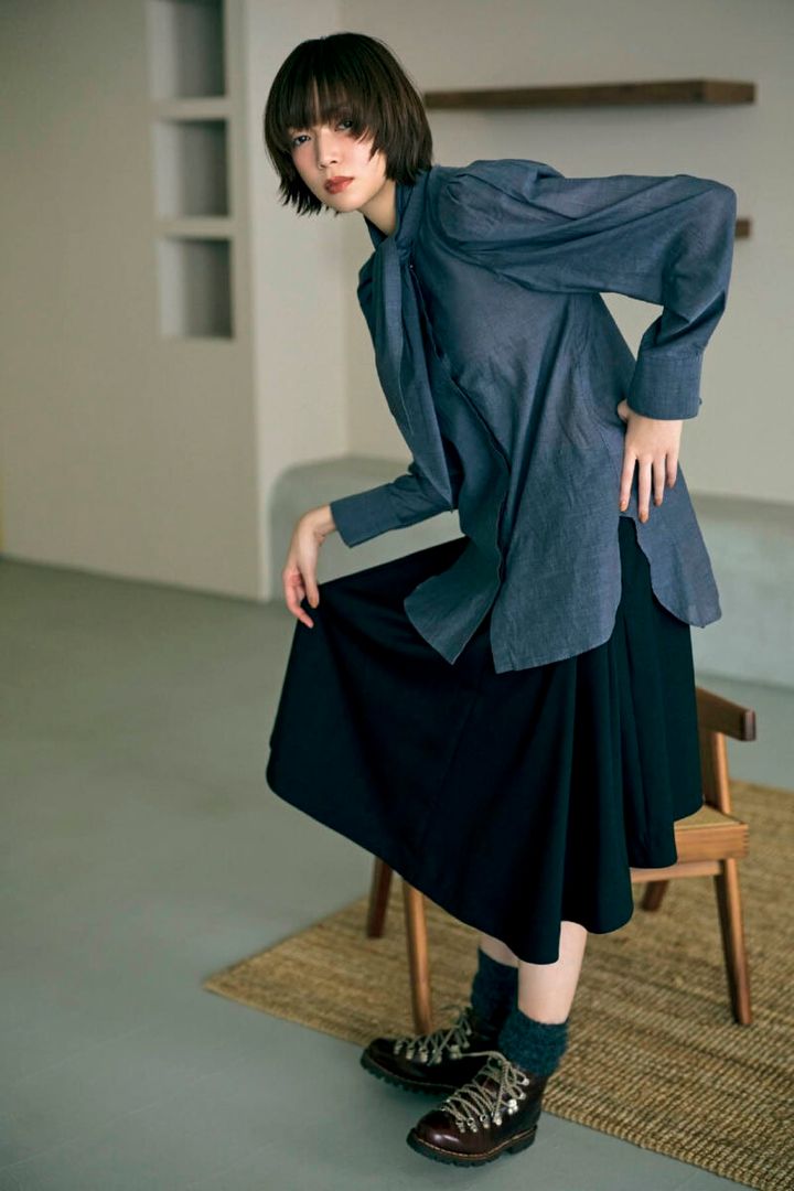 ブラウス￥52,800（カオス／カオス表参道） スカート￥26,000（コス／コス 青山店） ソックス￥3,960（シックストックス／ノーデザイン） ショートブーツ￥96,800（パラブーツ／パラブーツ青山店）