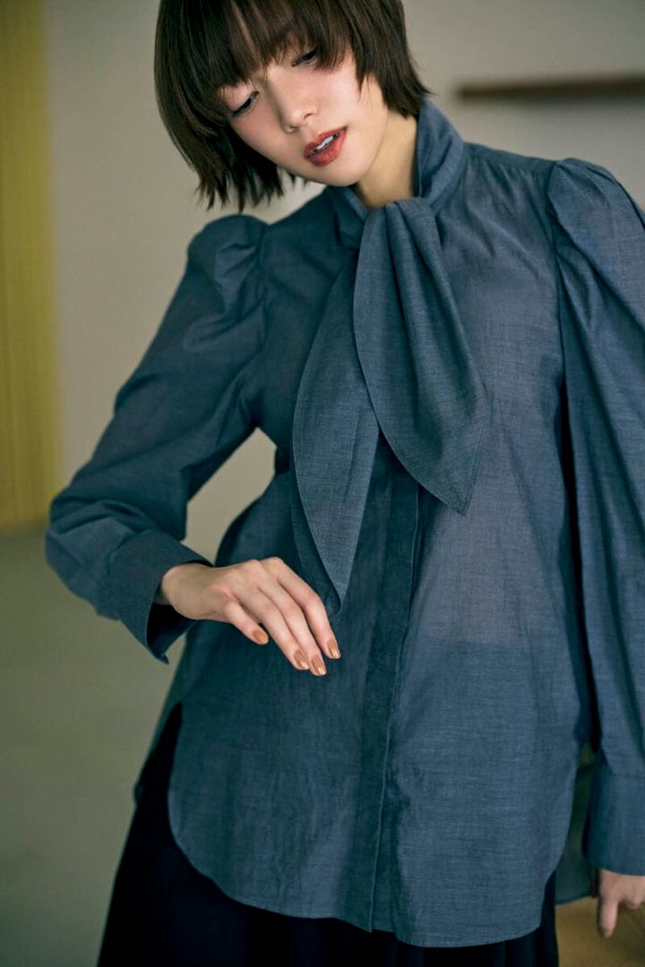 ブラウス￥52,800（カオス／カオス表参道） スカート￥26,000（コス／コス 青山店） ソックス￥3,960（シックストックス／ノーデザイン） ショートブーツ￥96,800（パラブーツ／パラブーツ青山店）