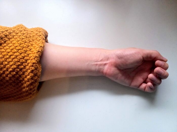 ズリ落ちてくるセーターの袖を小道具なしでピタッと固定する裏ワザ！家事がグンとはかどります♪