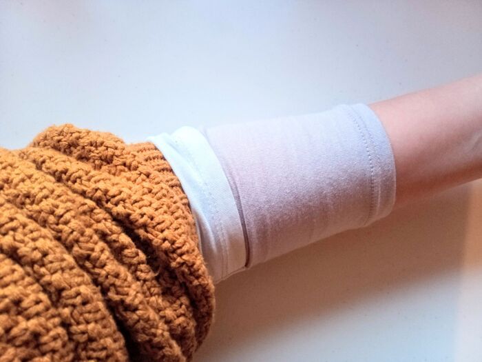 ズリ落ちてくるセーターの袖を小道具なしでピタッと固定する裏ワザ！家事がグンとはかどります♪