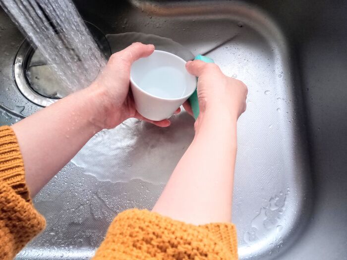 ズリ落ちてくるセーターの袖を小道具なしでピタッと固定する裏ワザ！家事がグンとはかどります♪