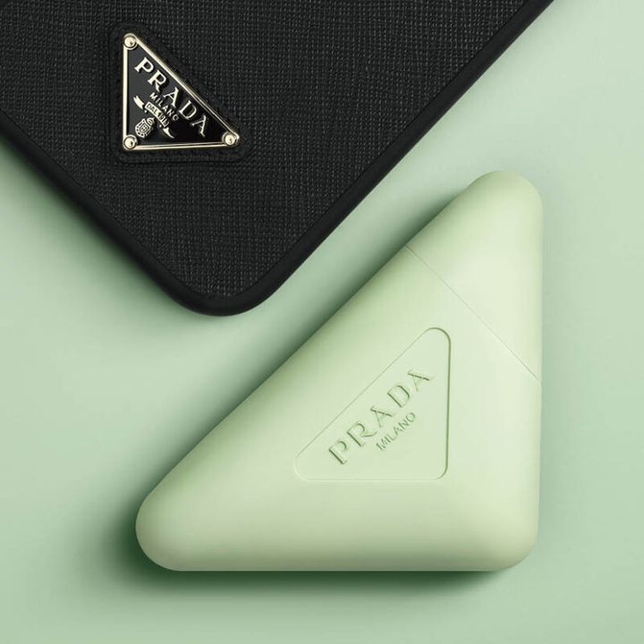 手肌、爪、キューティクルを保湿ケア。シアバターやナイアシンアミドなどを配合、美容液のようなサラリとしたテクスチャーで作業の合間にも使いやすい。プラダ ハンド トリプルケア ハンドクリーム 50g 8030円（プラダ ビューティ）