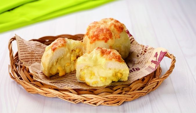 博多阪急「冬の北海道物産大会」美瑛コーンのこぼれとうきびパン コンポタ 北海道産ラクレット、クラッシュチーズのせ