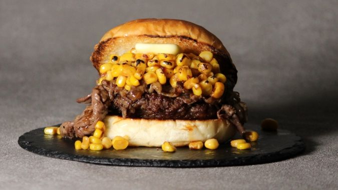 博多阪急「冬の北海道物産大会」かみふらの和牛と焼きとうきびのステーキバーガー