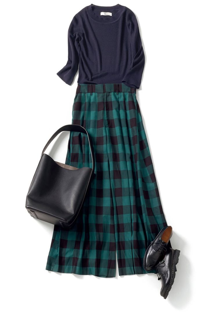 青緑の色みが強い洒落た色はブルべならではのお楽しみ。大胆なチェック柄の魅力をネイビーのニットで品よく引き立てて。ニット2万8600円（ロンハーマン） パンツ5万600円（ハイク／ボウルズ） バッグ2万6400円（アンドミューク／アマン） 靴9万2400円（パラブーツ／パラブーツ青山店）
