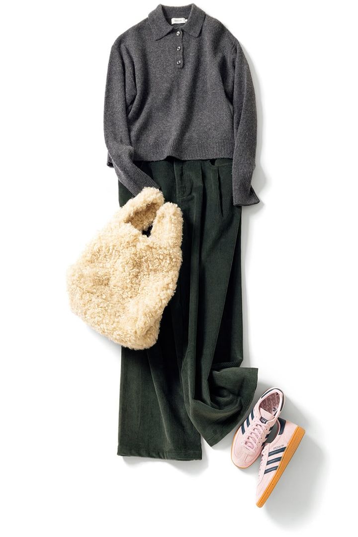 ブルべに似合うモスグレーのパンツを、グレーのトップスがシックに見せる。ポロニット2万5300円（アニュアル）、パンツ2万900円（グリーンバター）、バッグ2万9700円（ジャッキー／すべてジャック・オブ・オール・トレーズ プレスルーム） スニーカー1万5950円（アディダス／アンタイトル）