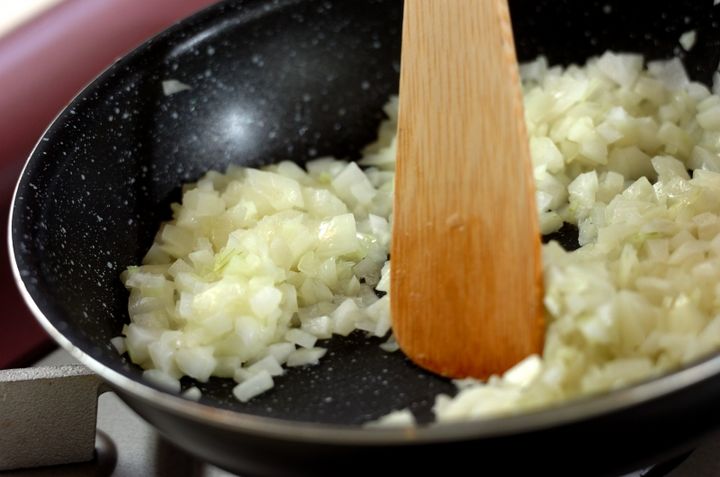 お手軽ハンバーグ 家庭的な基本の味をプロが伝授 by山下 和美さんの下準備1