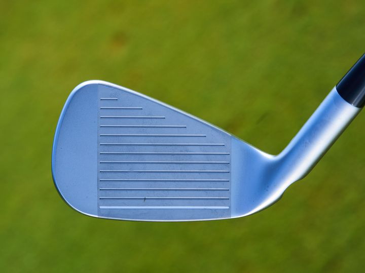 ツアープロが愛用する“話題のアイアン”をアマ２名が試打！美キャビティでミスに強い