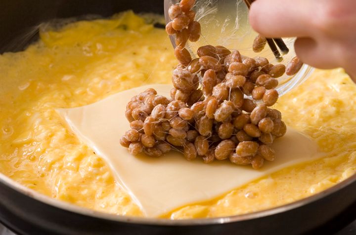 ニンニクがアクセント！納豆チーズオムレツの作り方3