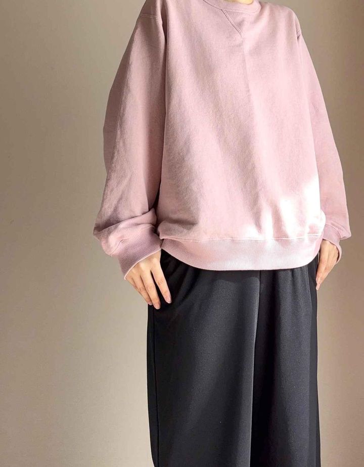 画像: ピンクスウェット ✕ 黒ボトムス