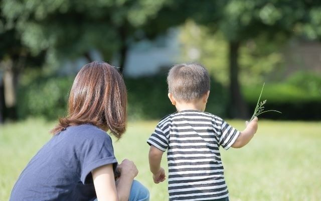 子どもと遊ぶママ