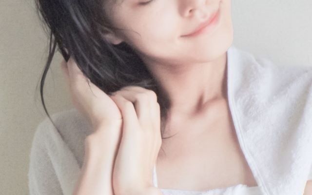 髪を拭く女性