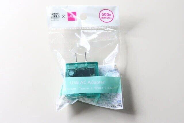 ダイソーのUSB ACアダプター（3.4A、2ポート、ミントグリーン）のパッケージ