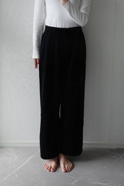 ユニクロ ソフトベロアイージーパンツ BLACK Mサイズ着用