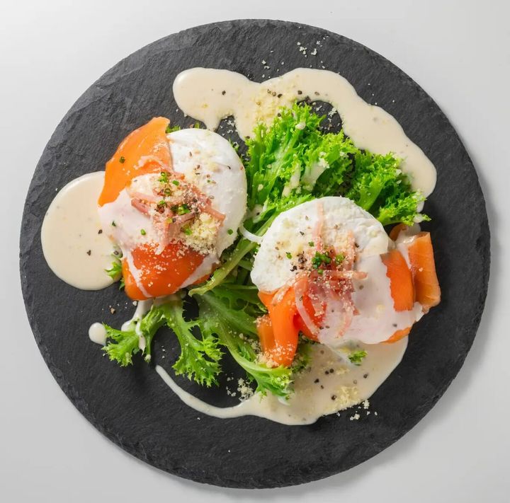 大分県産平飼い卵（ケージフリー）とスモークサーモンのシーザー