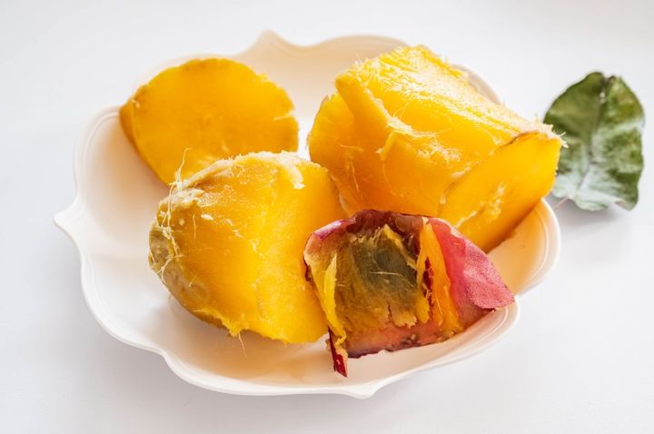 蒸して皮をはいださつまいも 焼き芋