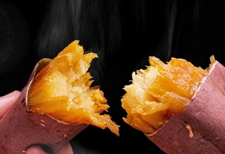 半分に割ったねっとり焼き芋 蜜芋 さつまいも