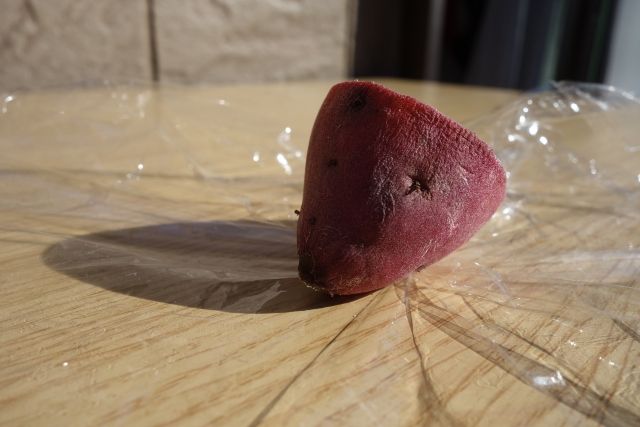 ラップの上に置かれたカットさつまいも