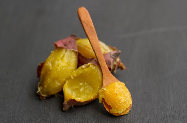 小さい焼き芋 スプーンですくって食べる イメージ さつまいも