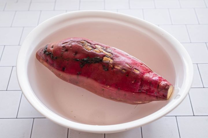 サツマイモを塩水につける 焼き芋