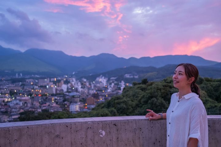 朝降っていいた大雨は止んだ。「雨上がりは、湯けむりがくっきり見えてきれいなんですよ」と佳乃子さん