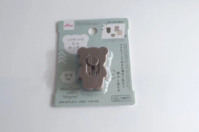 ダイソーのミニカッター（クマ、マグネット付）のパッケージ