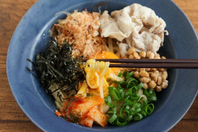 絶品混ぜそば お箸で麺を掴む