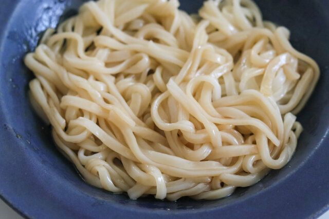 うどんを①に入れて和える。