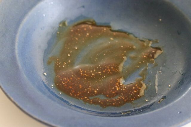 器に鶏がらスープの素、砂糖、しょうゆ、オイスターソース、ごま油、にんにく（チューブ）を混ぜ合わせる。