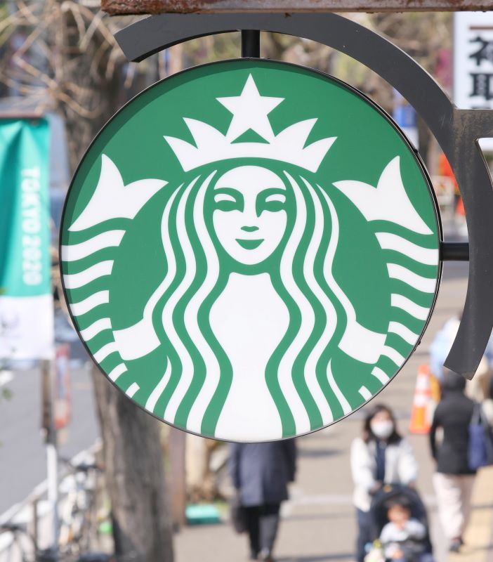 連休明けの11月4日、各SNSでトレンド入りしたのは「スターバックス」の文字。