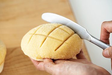 ロールパンにビスケット生地をかぶせて焼くだけ！ おうちで「簡単メロンパン」の作り方【こどもおやつ】の画像3