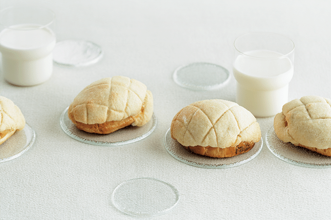 ロールパンにビスケット生地をかぶせて焼くだけ！ おうちで「簡単メロンパン」の作り方【こどもおやつ】の画像1