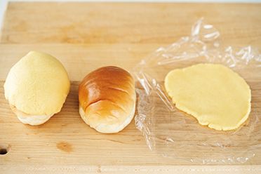 ロールパンにビスケット生地をかぶせて焼くだけ！ おうちで「簡単メロンパン」の作り方【こどもおやつ】の画像2