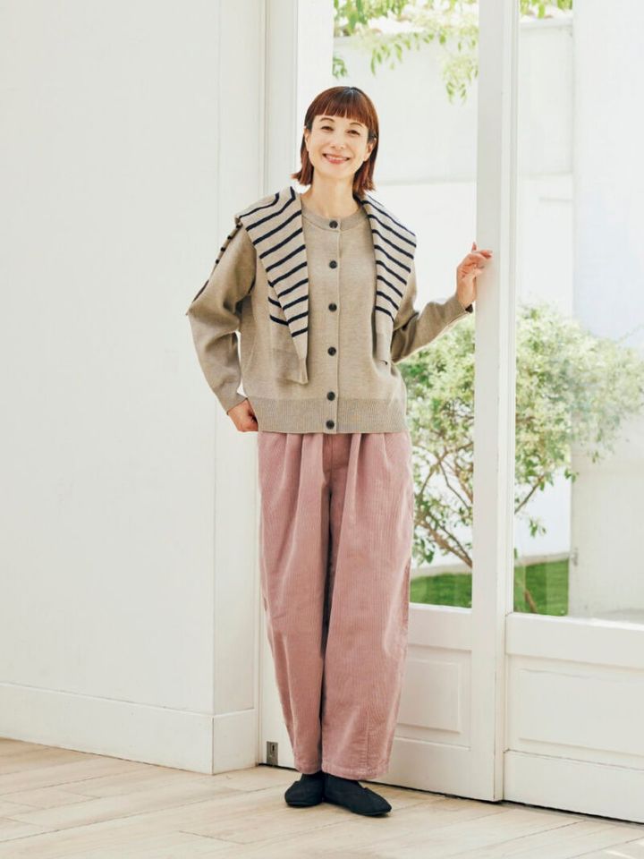 カーディガン¥2,420、パンツ¥2,420（すべてシーズン リーズン バイ リン アンド レッド／しまむら） 肩がけしたボーダーニット、ソックス、靴（しまむら参考商品）