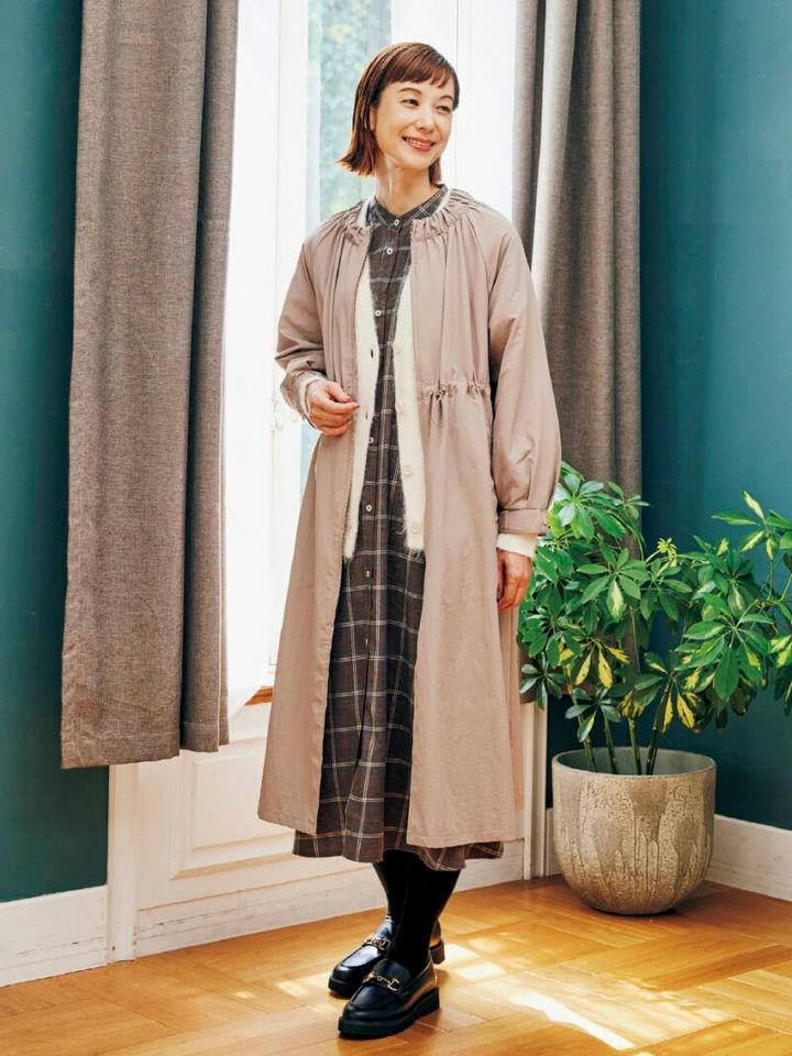 コート¥3,289、ニットカーディガン¥2,189、ワンピース¥2,420（すべてシーズン リーズン バイ リン アンド レッド／しまむら） タイツ、靴（しまむら参考商品）